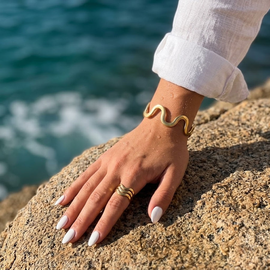 Waves Open Cuff och Bali Waves-ring vid havet